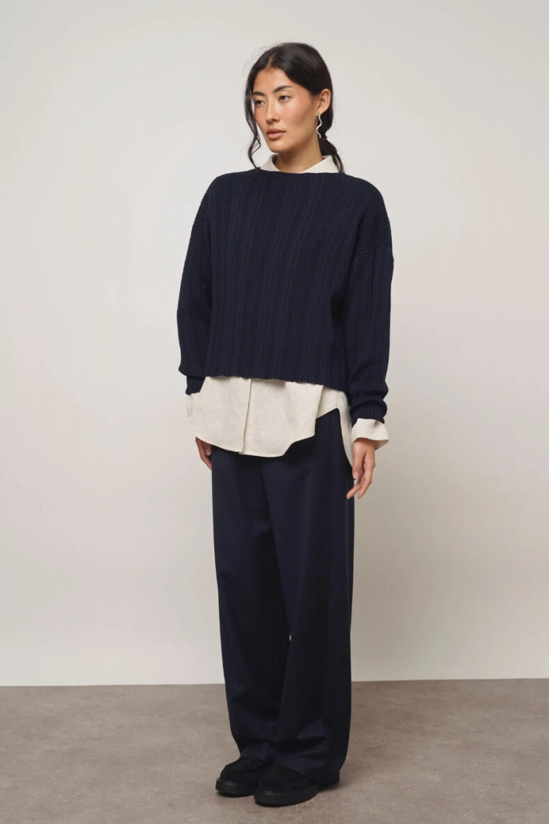 sode bern japan strick merino wolle pullover pleats midnight dunkelblau mode schweiz nachhaltig laufmeter