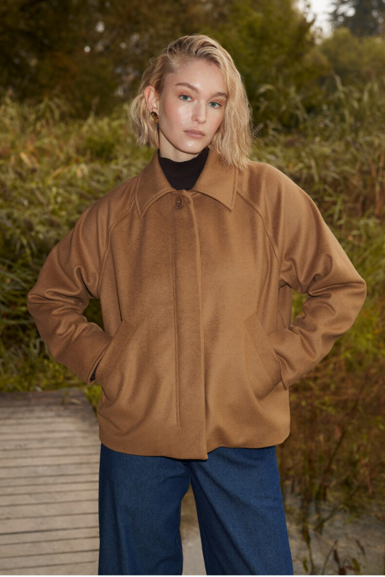 ladina kienast jacke raglan camel zosia prominska laufmeter mode schweiz nachhaltig
