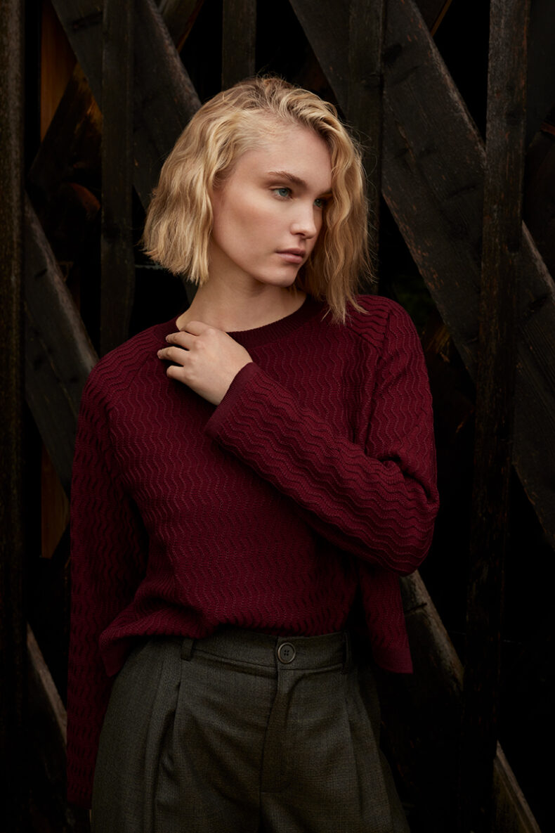 kienast ladina pullover wave burgundy burgunderrot laufmeter schweiz strick merino wolle nachhaltig mode