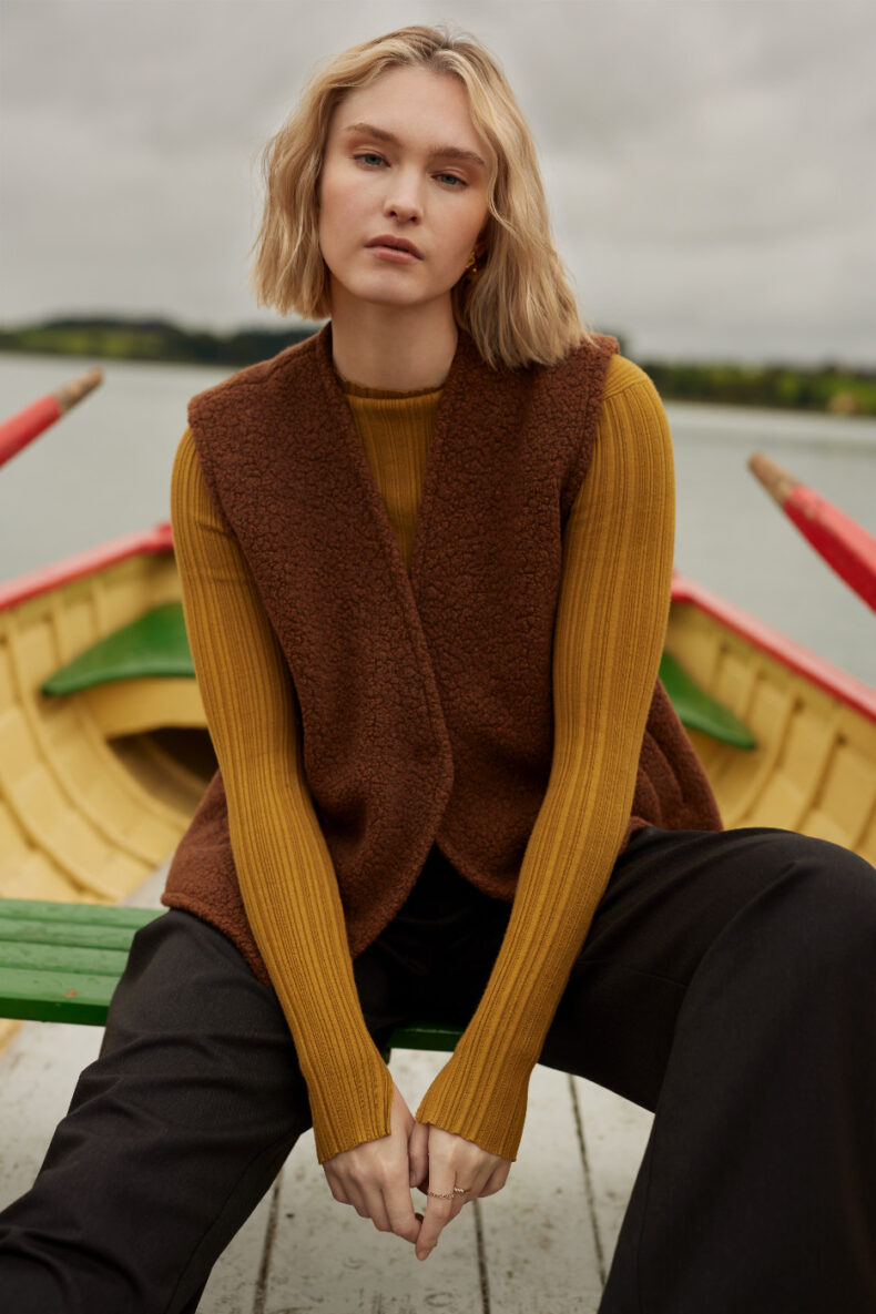 kienast ladina weste vest winter hazel teddy wolle laufmeter schweiz mode nachhaltig