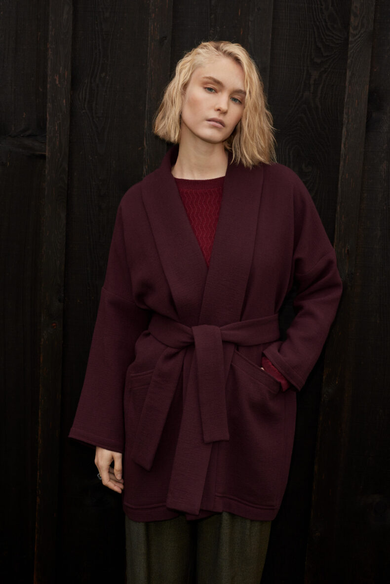 kienast ladina kimono jacke mantel aubergine wolle wollmantel laufmeter schweiz mode nachhaltig
