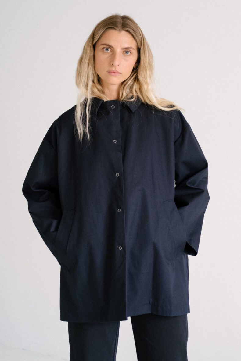 livia naef jacke emre mantel bio baumwolle gots blau dunkelblau midnight luzern schweiz mode nachhaltig laufmeter