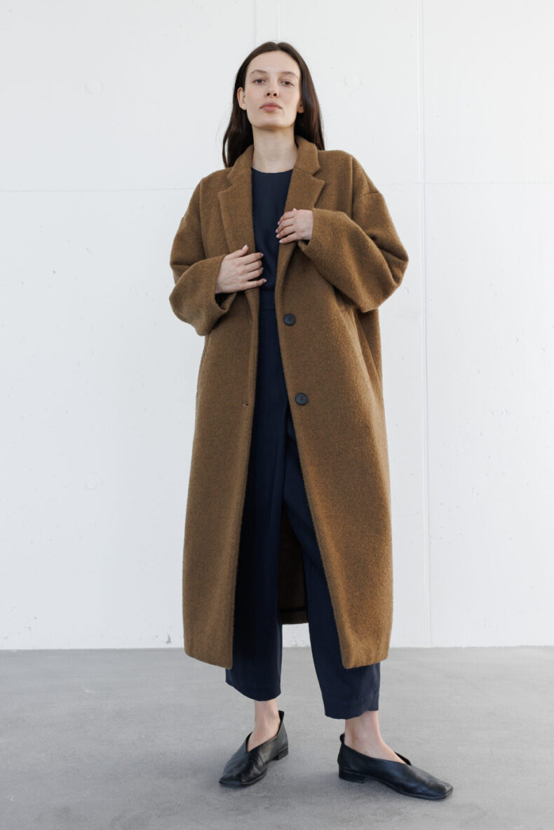 livia naef mantel braun anice wolle Wollmantel wintermantel schweiz mode nachhaltig laufmeter