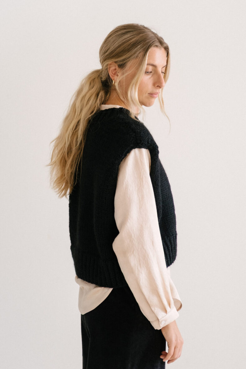 livia naef pullunder anne weste vest wolle handgestrickt luzern schweiz mode nachhaltig laufmeter
