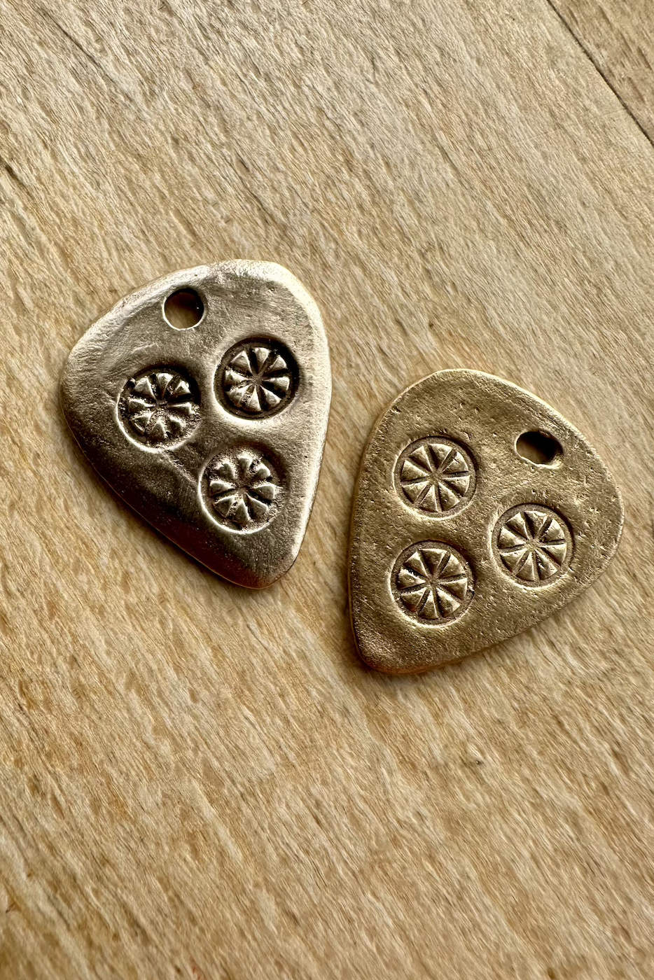 lili-t-guitar-picks-3-wheels-bronze-schmuck-laufmeter-schweiz Lili T. guitar picks Laufmeter Schmuck