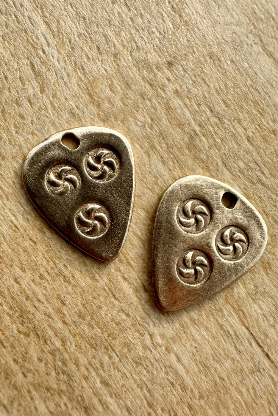 lili-t-guitar-picks-3-windmills-bronze-schmuck-laufmeter-schweiz Lili T. guitar picks Laufmeter Schmuck