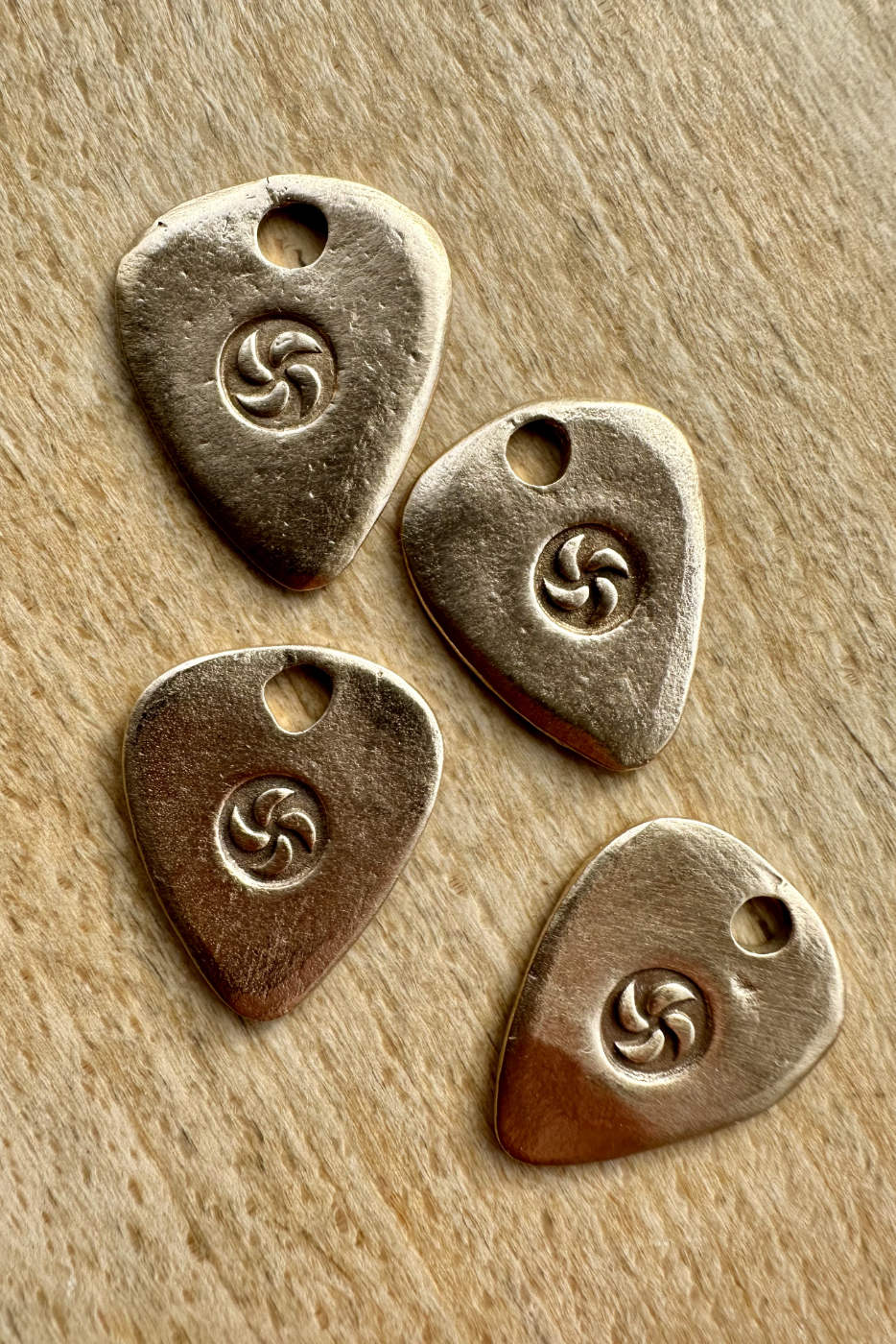 lili-t-guitar-picks-windmill-bronze-schmuck-laufmeter-schweiz Lili T. guitar picks Laufmeter Schmuck