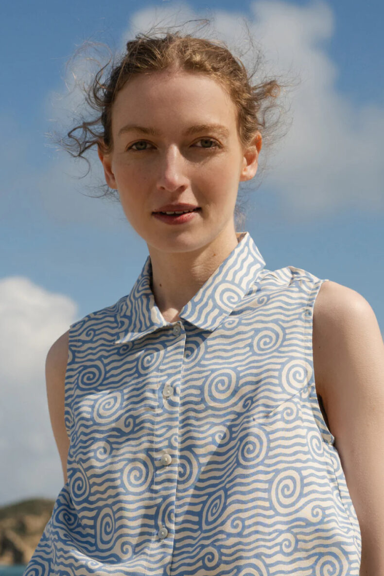 komana bluse ocean wave peace silk laufmeter schweiz mode nachhaltig swiss sustainable fashion
