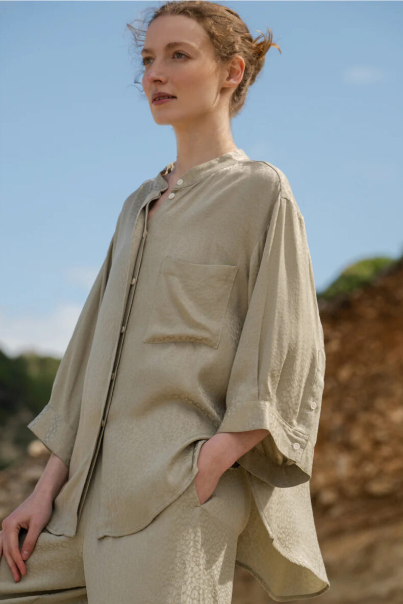 komana weites hemd shirt jade leopard laufmeter schweiz sustainable fashion switzerland